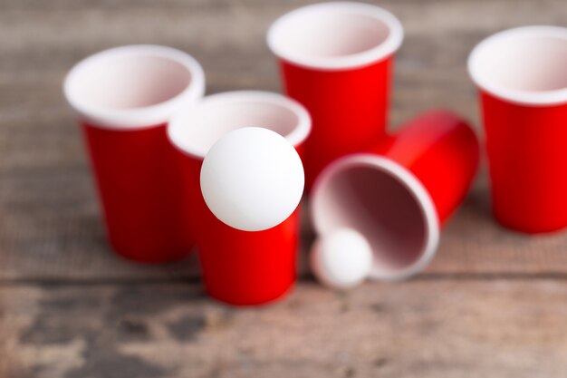 Spiel Beer Pong auf Holztisch