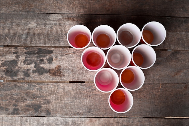 Spiel Beer Pong auf Holztisch