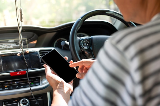 Spiel des jungen Mannes beweglich beim Fahren des Autos