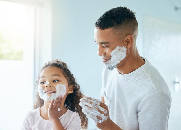Spiel Kind und Vater mit Rasiercreme im Badezimmer für die Reinigung Hygiene oder Morgenroutine durch Spiegel Hilfe Familie und Mann mit Mädchen zu Hause für Hautpflege Unterstützung Entwicklung oder Bindung in der Wohnung