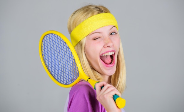 Spiel starten Sport zur Aufrechterhaltung der Gesundheit Sportler halten Tennisschläger in der Hand Tennisclub-Konzept Aktive Freizeit und Hobby Tennissport und Unterhaltung Girl adorable blonde play tennis