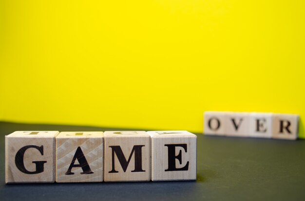 Foto spiel über holzwürfel mit buchstaben