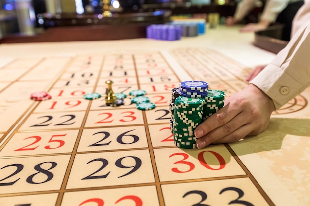 Spielchips auf einem Spieltisch Roulette