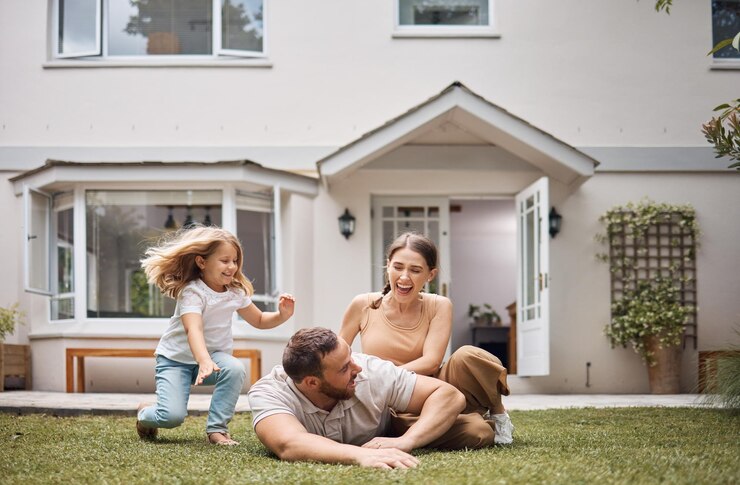 Foto spiele glückliche familie oder kind im hinterhof eines neuen hauses immobilien und garten in einer wohngegend lachende mutter vater und mädchen mit lächeln draußen für immobilieninvestitionen oder spiele auf dem gras