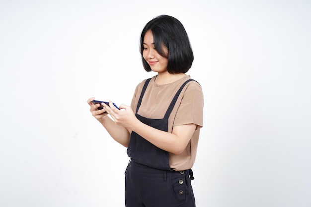 Spielen des Handyspiels auf dem Smartphone der schönen asiatischen Frau lokalisiert auf weißem Hintergrund