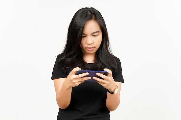 Spielen des Handyspiels auf dem Smartphone der schönen asiatischen Frau lokalisiert auf weißem Hintergrund