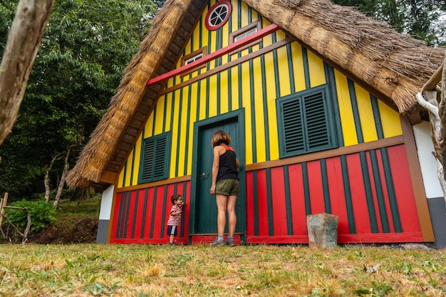 Spielen in einem traditionellen madeirischen Haus wie dem von Santana im Wald von Caldeirao Verde Santana