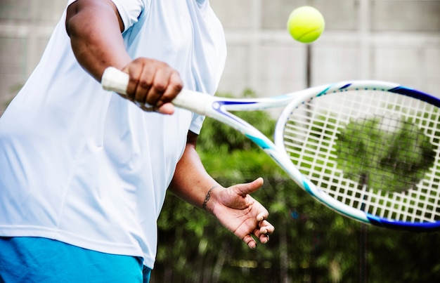 Foto spieler bereit, einen tennisball zu schlagen