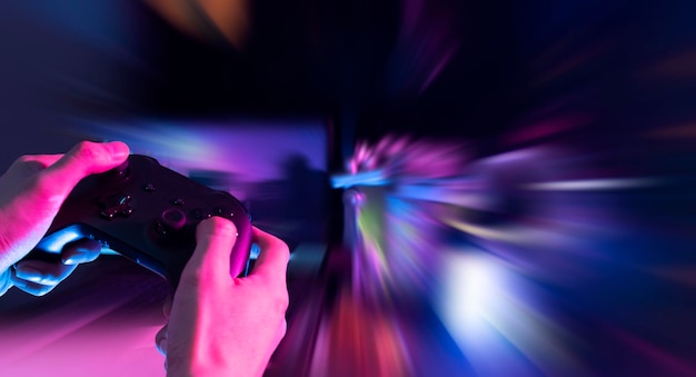 Spieler, die das Online-Spiel mit Joystick-Controller in neonleuchtendem, dunklem Cyberpunk-Raum spielen, fordern Turnier-Streaming-Streamer mit analogem Gerät im Wohnzimmer heraus