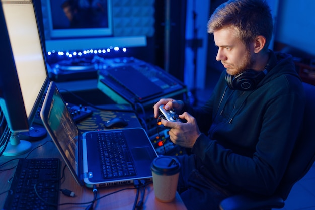 Spieler mit Joystick, der Videospiel auf der Konsole spielt