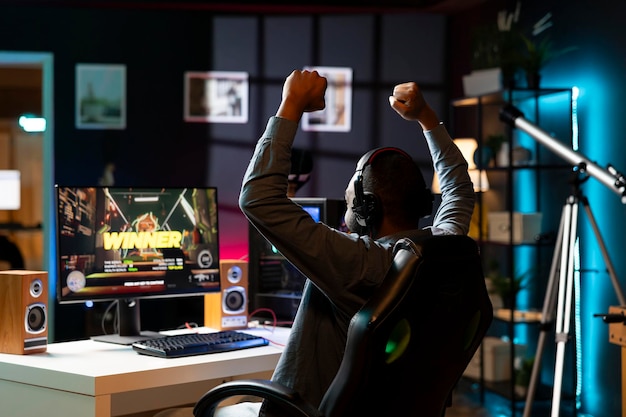 Spieler spielt mit Freunden online und feiert den Sieg