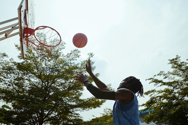 Spieler wirft den Ball in den Korb