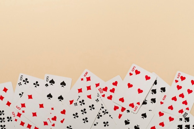 Foto spielkarten auf farbigem hintergrund glücksspielkonzept top-ansicht
