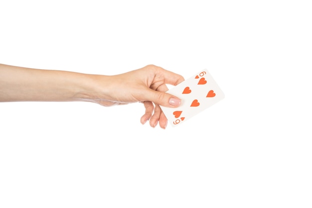 Spielkarten in der Hand lokalisiert auf weißem Hintergrund