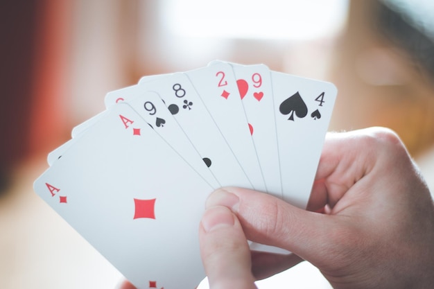 Spielkarten Pokerkarten in der Hand eines jungen Mannes