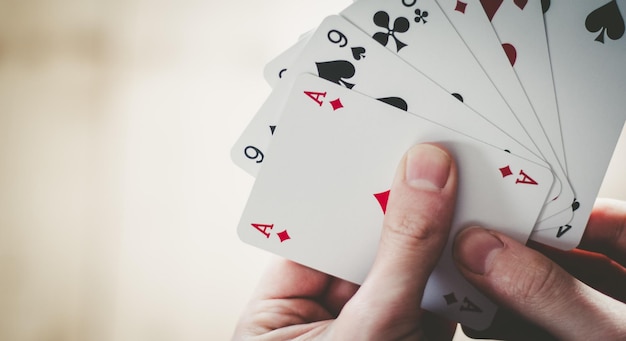 Spielkarten Pokerkarten in der Hand eines jungen Mannes