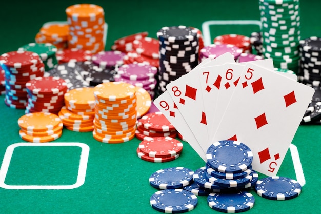 Spielkarten und Chips auf grünem Casino-Tisch