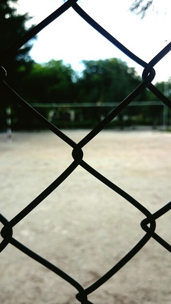 Foto spielplatz durch einen kettengrenz gesehen