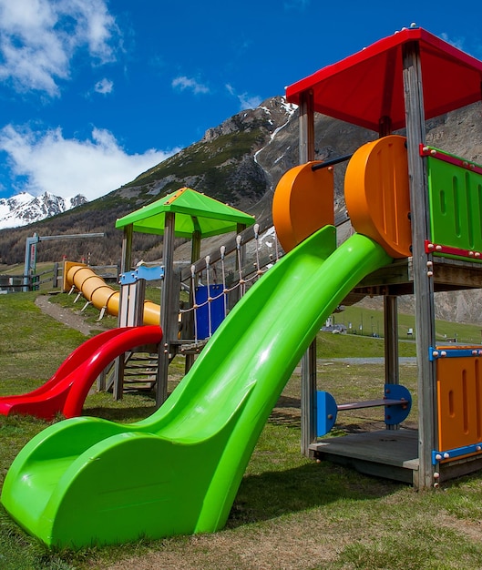 Spielplatz für Kinder mit grüner Rutsche