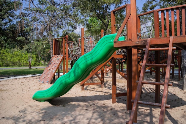 Spielplatz im Freien mit grünem Grasboden