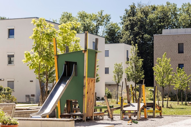 Spielplatz im öffentlichen Hof. Moderner Spielplatz für Kinder im öffentlichen Wohnungsbau. Moderne Kinderrutsche.