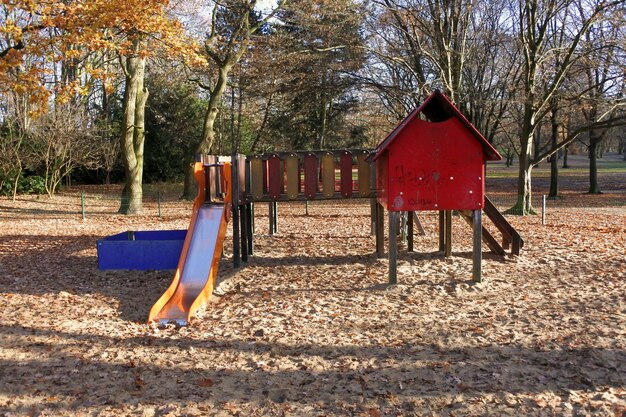 Foto spielplatz im park vor dem himmel