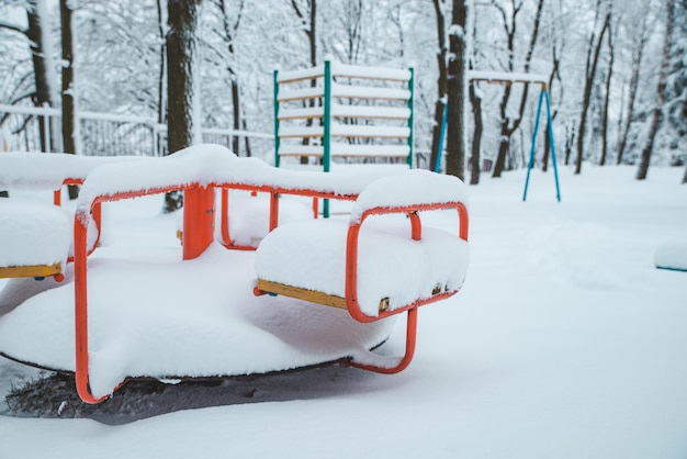 Spielplatz mit Schnee bedeckt Wintersaison Kinderkarussell hautnah
