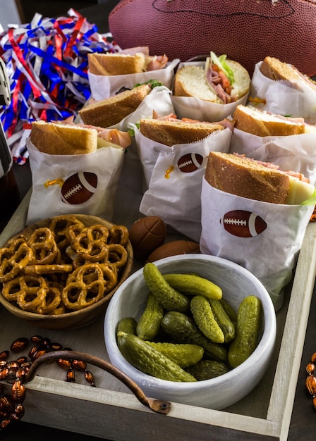 Spieltags-Fußball-Partytisch mit Sub-Sandwich und Snacks.