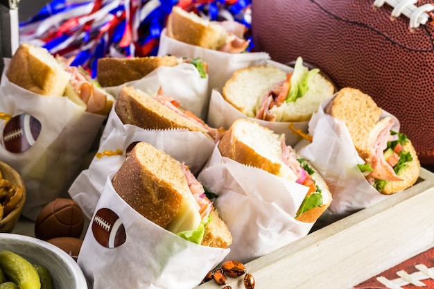 Spieltags-Fußball-Partytisch mit Sub-Sandwich und Snacks.