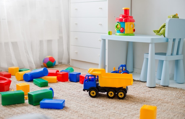 Spielzeug auf dem Boden im Kinderzimmer