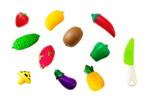Spielzeug aus Kunststoff Obst und Gemüse Sammlungssatz isoliert auf weißem Hintergrund. Plastikfrucht für das Spiel. Spielen im Kinderladen.
