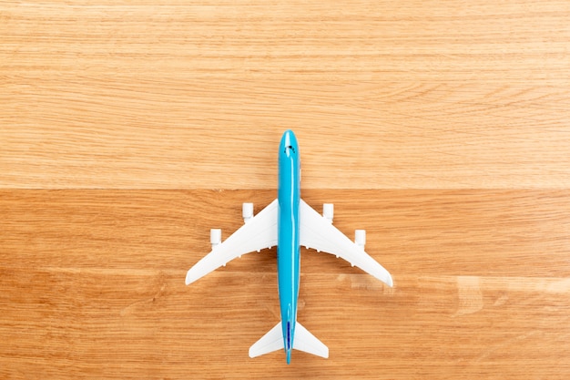 Spielzeug des Passagierflugzeugs auf Holz