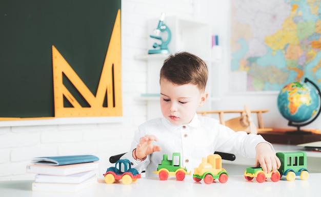 Spielzeug für die Vorschule im Kindergarten Grundschullern- und Kinderkonzept