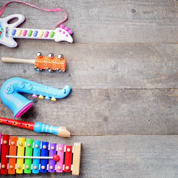 Foto spielzeug musikinstrumente auf holzhintergrund