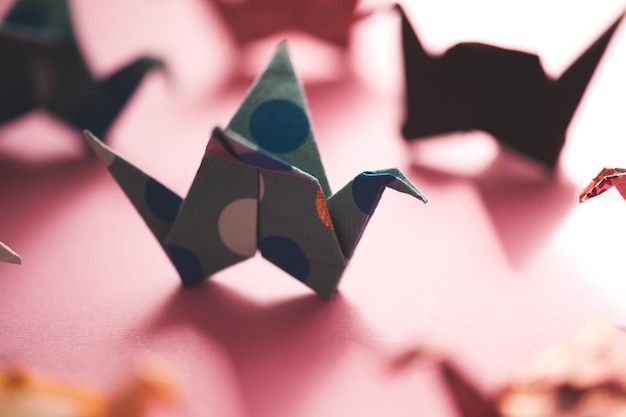 Spielzeug-Origami-Gruppe von Dekorkranen aus buntem Papier hautnah Verspielt