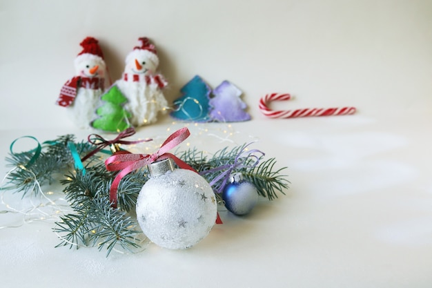 Spielzeug Schneemänner Weihnachtsschmuck Beleuchtung auf hellem Hintergrund