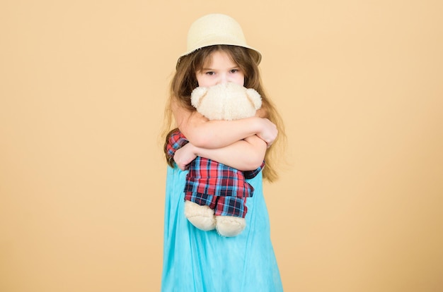 Spielzeug wird im Spiel verwendet. Entzückendes Mädchen mit süßer Stofftierpuppe. Kuschel-Teddybär-Spielzeug für Kleinkinder. Kleines Mädchen, das Stofftier hält. Kuscheln mit ihrem Plüschtier.