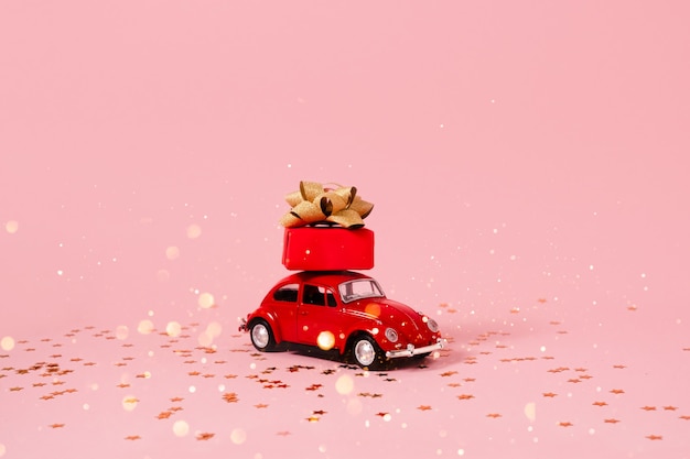 Spielzeugauto mit Geschenk- und Weihnachtsdekoration.