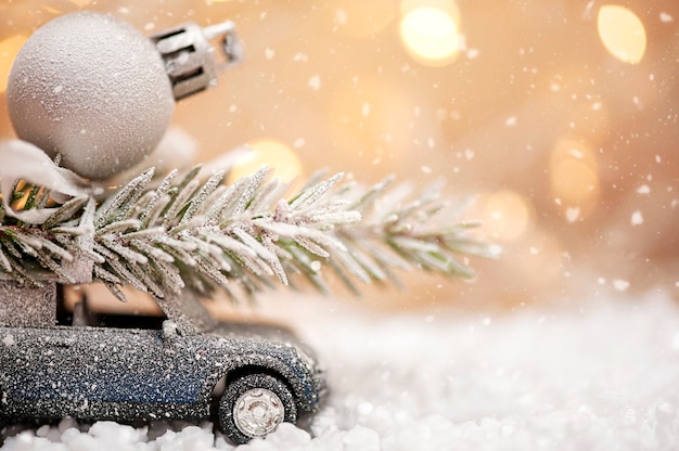 Spielzeugauto mit Weihnachtsbaum und Dekoration Winter und Schnee Nahaufnahme