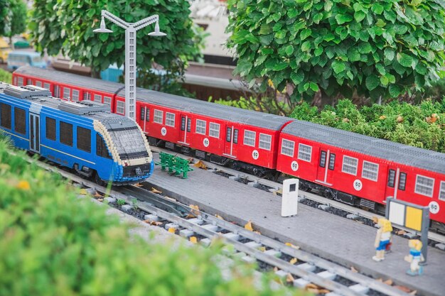 Spielzeugeisenbahn am Miniaturbahnhof