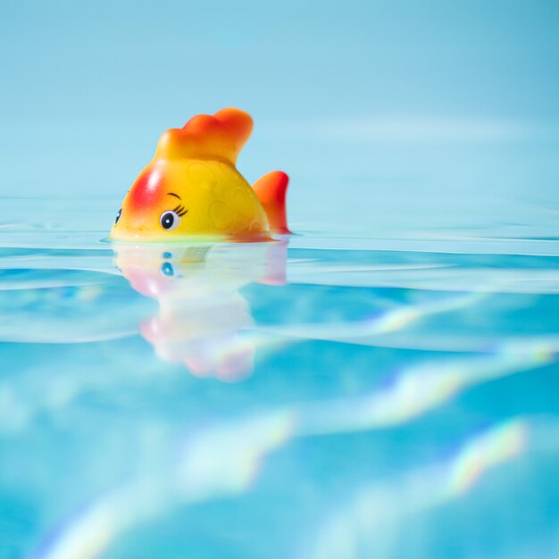 Spielzeugfische, die im Schwimmbad baden, geringe Schärfentiefe