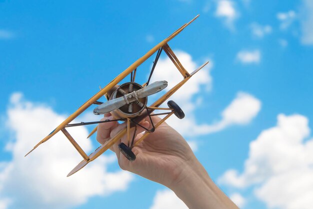 Spielzeugflugzeug in der Hand ein Symbol für Reisen und Träume