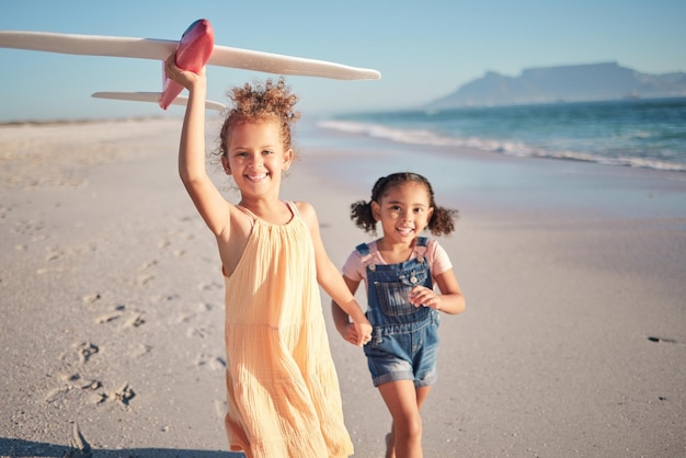 Spielzeugflugzeugstrand und Kinder, die mit einer fröhlichen Sonne und Freude in der Natursonne laufen Kinder, Mädchen und Geschwister, die zusammen in der Sommersonne spielen, mit einem Lächeln, Glück und Spaß