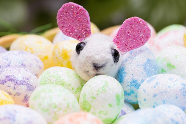 Spielzeughase mit farbigen Eiern. Christliche Osterferien. Foto in hoher Qualität