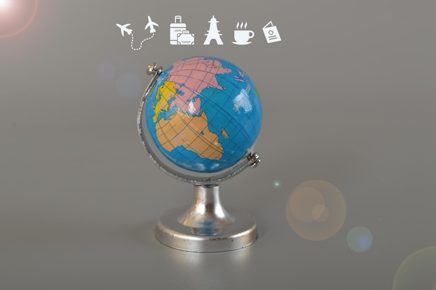 Spielzeugkugel mit Reisekonzept Konzept der Traumreise um die Welt