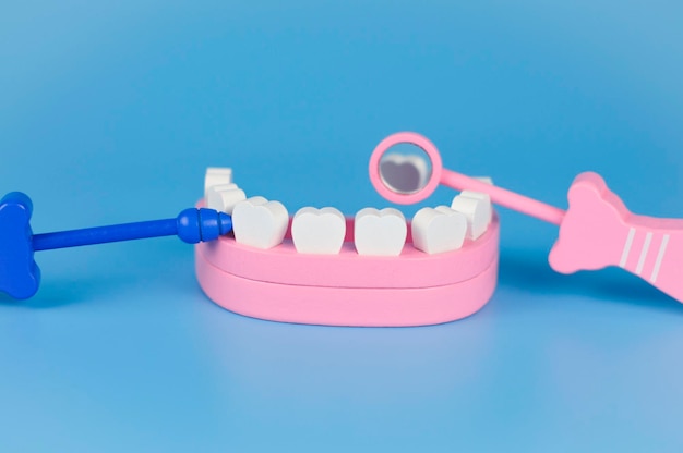 Foto spielzeugmodell von zähnen zum unterrichten der mundhygiene. hintergrund für die kinderzahnheilkunde