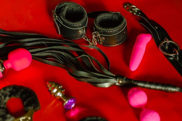 Spielzeugset für Erwachsene: Handschellen, Analplug, Maske, Peitsche, Vibrator. Der Blick von oben