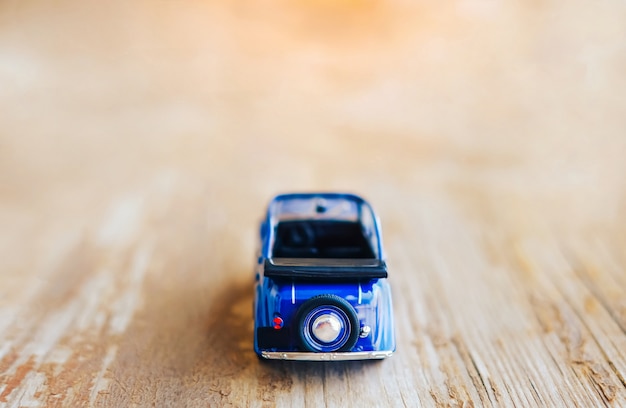 Foto spielzeugweinlese cabrio auto auf hölzernem hintergrund