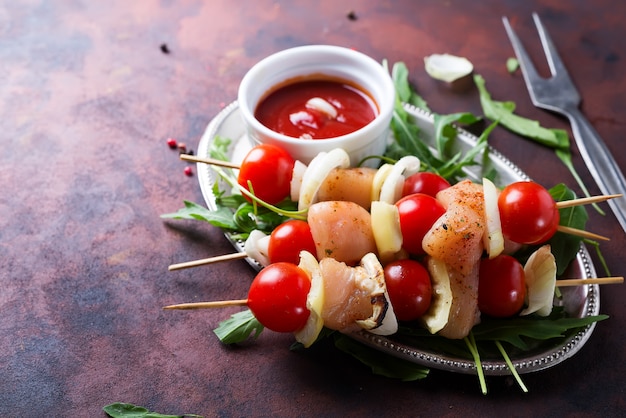 Spieß mit Hühnerfleisch, Tomaten und Paprika