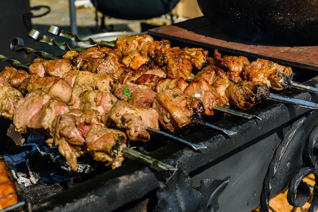 Spieße mit Fleisch über den Holzkohlen. Schaschlik kochen